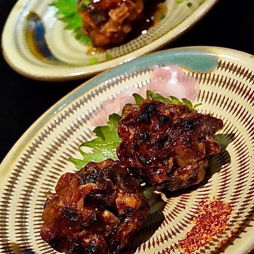魚団子は銀座でも人気だったお食事の1つですお刺身で食べられる鮮度である色々な魚の切り身をふんだんに使った少し贅沢なお団子です🫶🏻お団子によってはイカが入っているものもありますよ当店では、“タレ焼き”と“甘酢餡かけ”をご用意しております！是非、お好みのお味で魚団子を召し上がってみてください#魚団子 #九州郷土料理 #九州料理#有薫#有薫酒蔵 #有薫神田店 #有薫酒蔵銀座店 #神田#神田グルメ #三越前#三越前グルメ