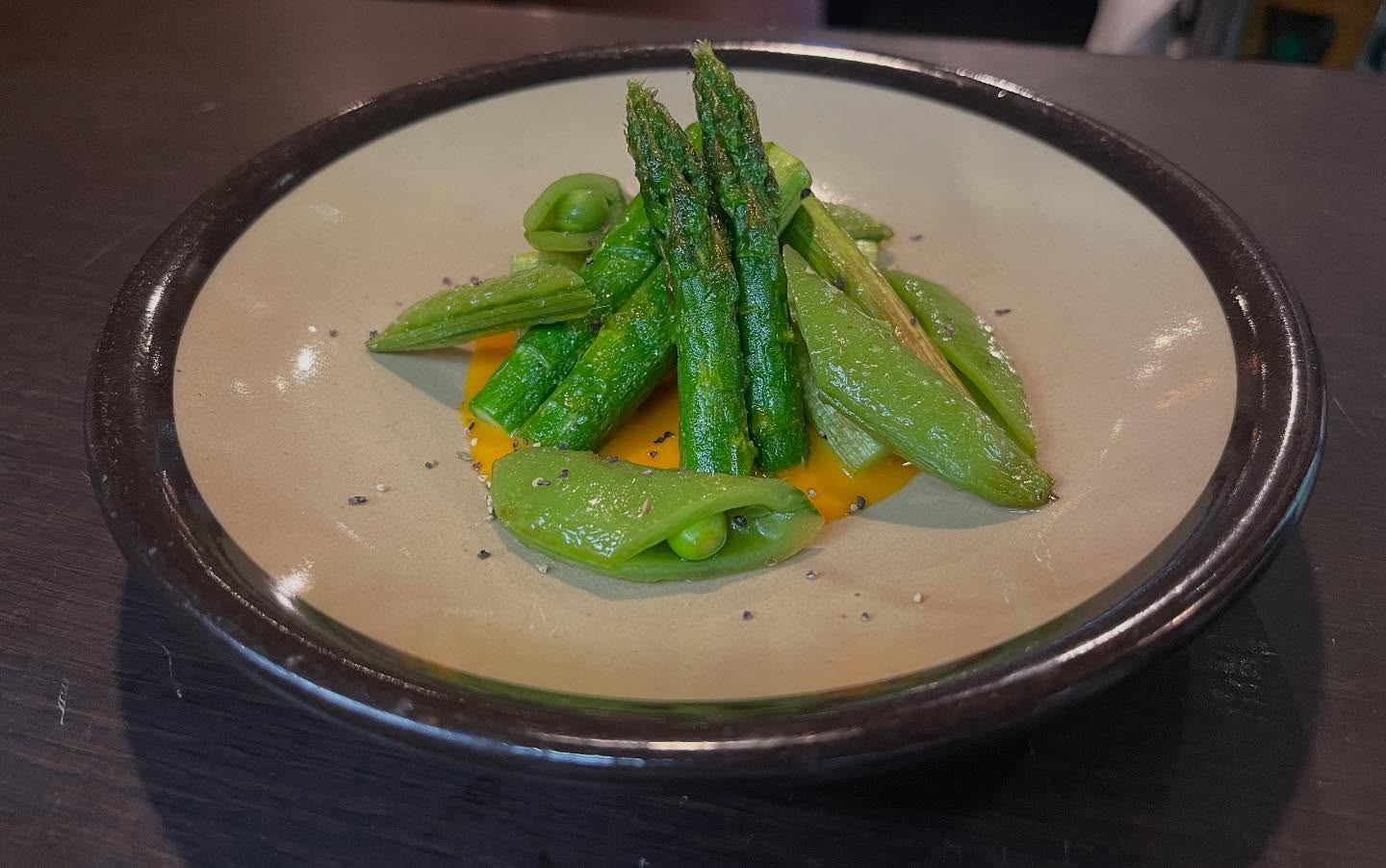 こんにちは！段々と夏らしくなってきて野菜の美味しい季節ですねこちらは福岡県産アスパラガスです旬のスナップエンドウと一緒に自家製ウニソースでお召し上がりください他にもフルーツトマトのアイコや長崎県産ヤングコーンが入荷中です！GWのおでかけ等で疲れた体に野菜を摂取して5月も乗り切りましょう〜今週は神田祭開催のため日曜も営業しております！#九州郷土料理 #九州料理#夏野菜#アスパラガス#ヤングコーン#神田祭#有薫#有薫酒蔵 #有薫神田店 #有薫酒蔵銀座店 #神田#神田グルメ #三越前#三越前グルメ