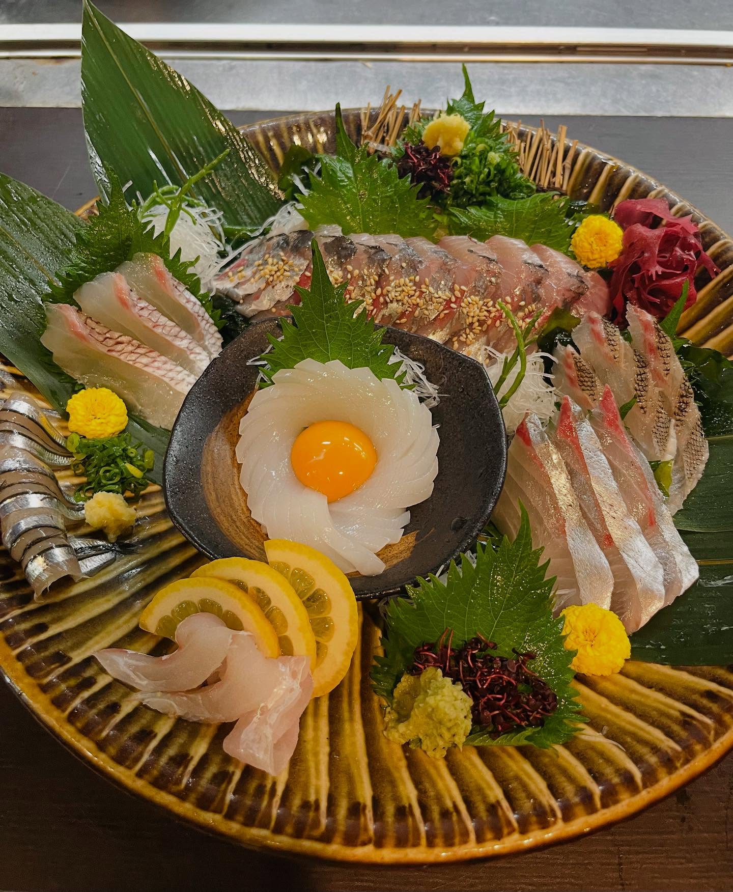 こんにちは！名物のごまさば以外にも九州から直送のお刺身多数ご用意しております盛り合わせは内容やボリューム等、ご要望に合わせてお作りすることも可能ですのでスタッフまでお気軽にご相談ください美味しいお刺身を食べて今週も1週間頑張りましょう〜！本日もご来店お待ちしております！#九州郷土料理 #九州料理#刺身盛り合わせ#九州直送#有薫#有薫酒蔵 #有薫神田店 #有薫酒蔵銀座店 #神田#神田グルメ #三越前#三越前グルメ