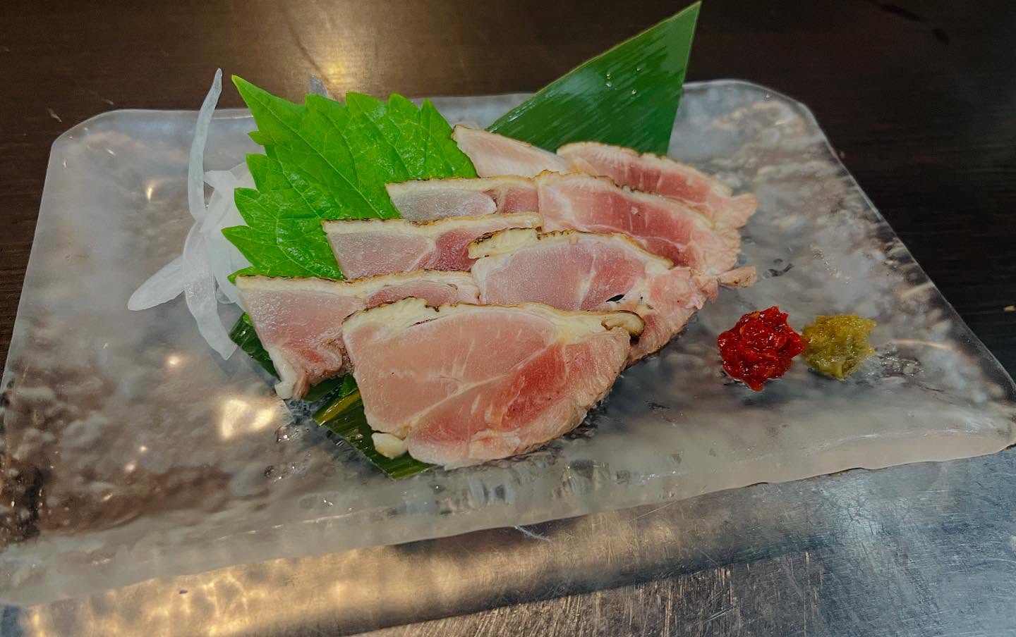 こんにちは！こちらは最近人気の知覧鶏たたきです🐓2種類の柚子胡椒と一緒にどうぞ！本日も皆様のご来店お待ちしております️#九州郷土料理 #九州料理#知覧鶏#鶏たたき#有薫#有薫酒蔵 #有薫神田店 #有薫酒蔵銀座店 #神田#神田グルメ #三越前#三越前グルメ