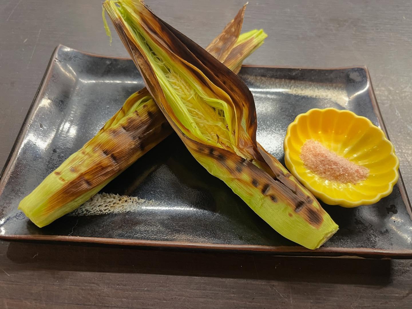 こんにちは！こちらは福岡県産鞘付きヤングコーンですとても甘くてひげまでお召し上がりいただけます！他にも季節のお野菜や限定裏メニュー等ご用意あります本日もご来店お待ちしております！雨なのでお気をつけてお越しくださいね️#九州郷土料理 #九州料理#ヤングコーン#炭火焼#梅雨 #有薫#有薫酒蔵 #有薫神田店 #有薫酒蔵銀座店 #神田#神田グルメ #三越前#三越前グルメ