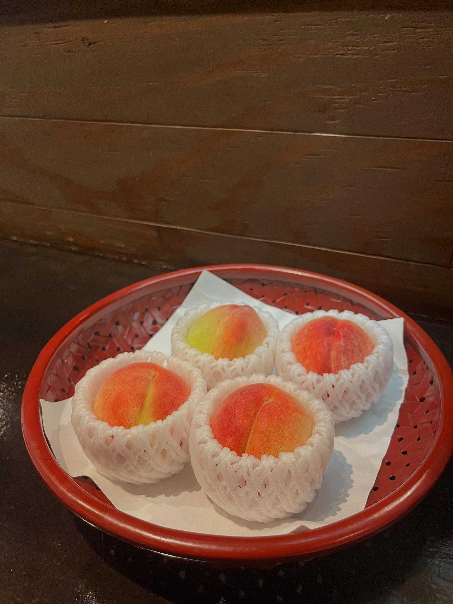 こんにちは！季節の水菓子で福岡県産の桃が入荷しています食後のデザートにぜひお召し上がりください！限定8食なのでお早めに〜‍♂️#九州郷土料理 #九州料理#桃#白桃#水菓子#梅雨 #有薫#有薫酒蔵 #有薫神田店 #有薫酒蔵銀座店 #神田#神田グルメ #三越前#三越前グルメ