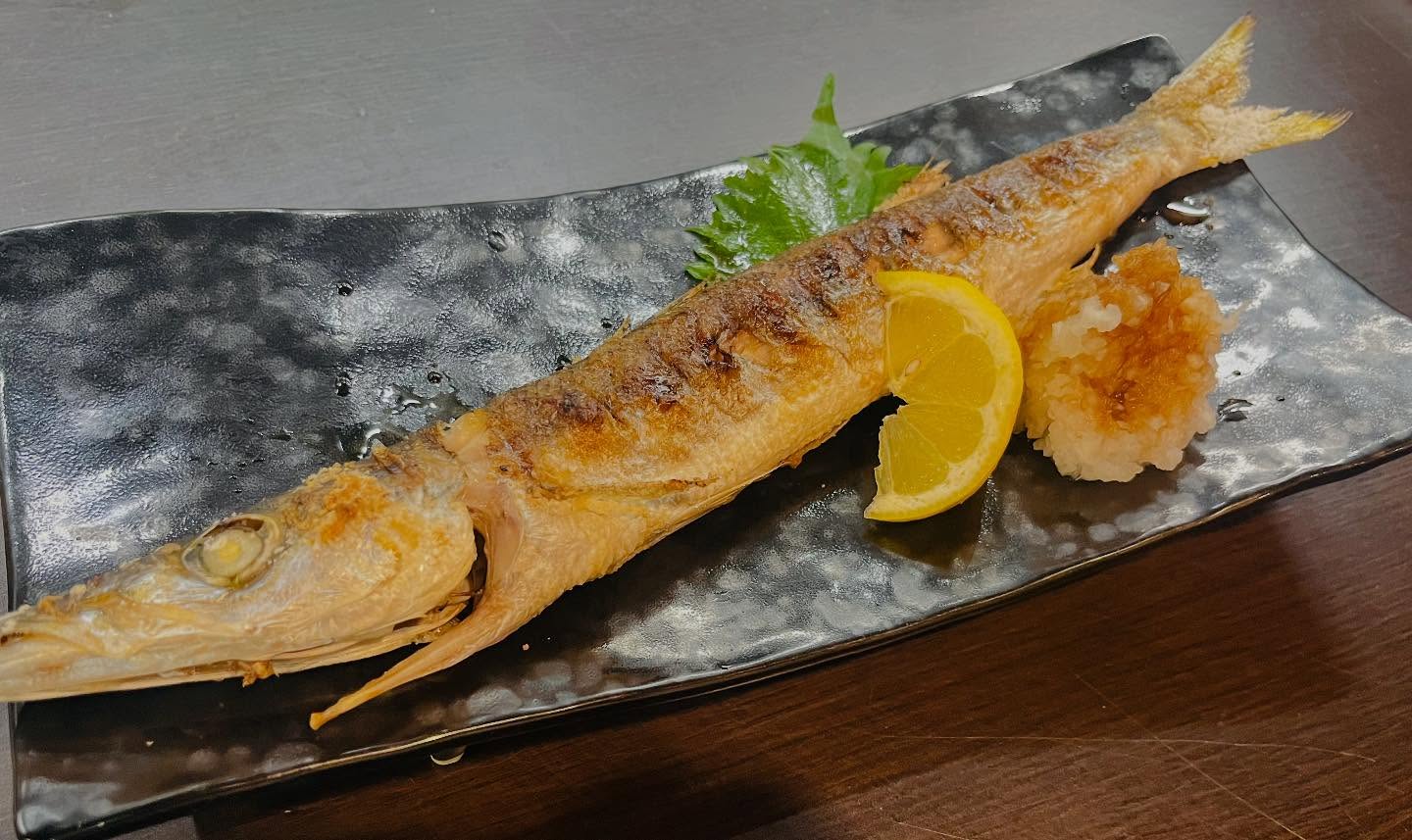 こんにちは！こちらは先日入荷していたカマスの塩焼きです定番メニューでは太刀魚焼きが人気ですが、入荷状況によってはアジや金目鯛等をお焼きすることも可能です九州から直送された脂ののったお魚は絶品ですご来店の際はぜひご賞味ください！本日もご来店お待ちしております#九州郷土料理 #九州料理#カマス塩焼き#サバの塩焼き#太刀魚#アジの塩焼き#梅雨 #有薫#有薫酒蔵 #有薫神田店 #有薫酒蔵銀座店 #神田#神田グルメ #三越前#三越前グルメ