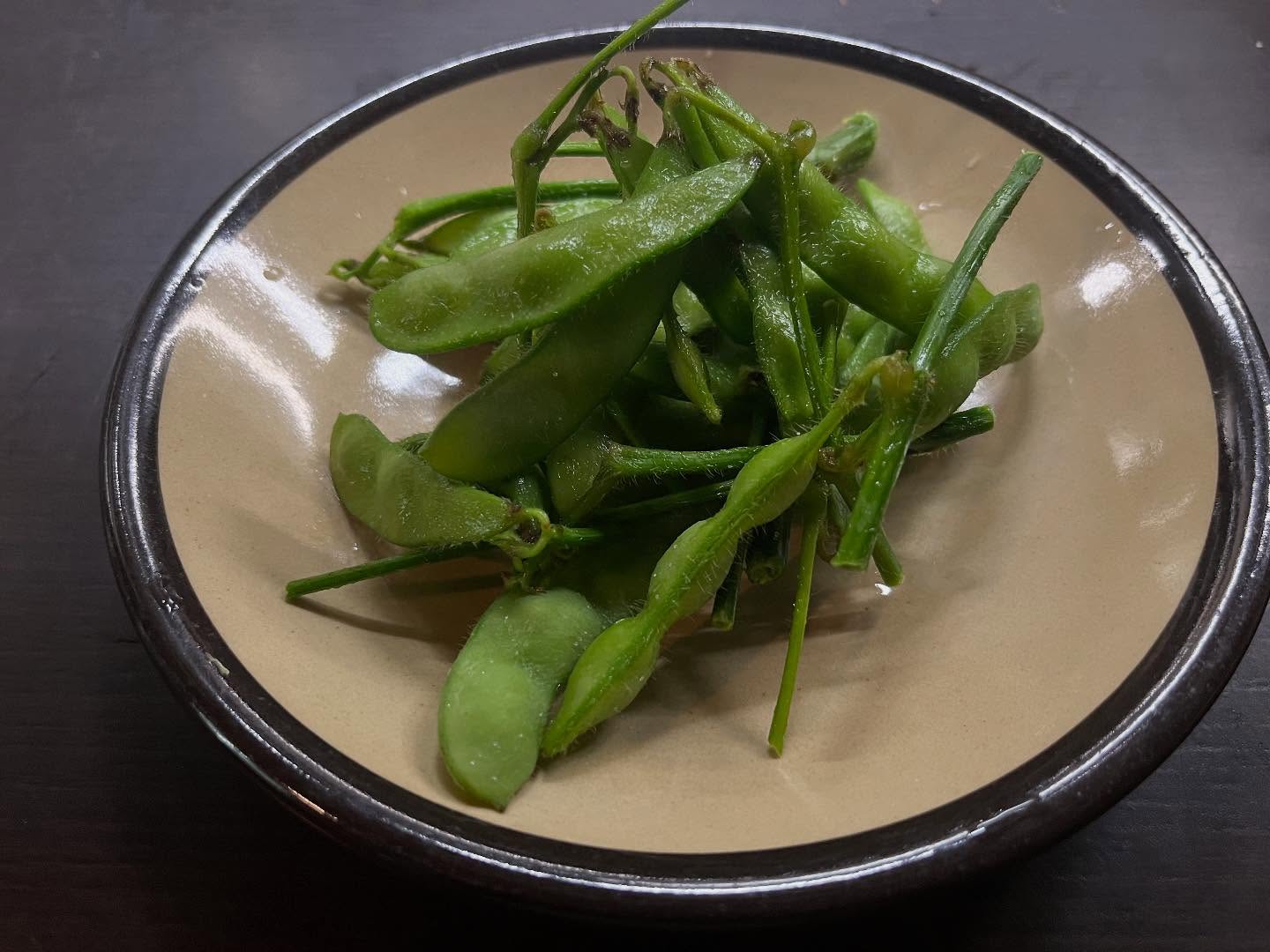 こんにちは！すっかり夏らしいお天気ですね〜️福岡の新物の枝豆入荷してます！夏らしいおつまみとキンキンに冷えたビールで1杯いかがですか？本日もご来店お待ちしております#九州郷土料理 #九州料理#枝豆#夏野菜#初夏#有薫#有薫酒蔵 #有薫神田店 #有薫酒蔵銀座店 #神田#神田グルメ #三越前#三越前グルメ
