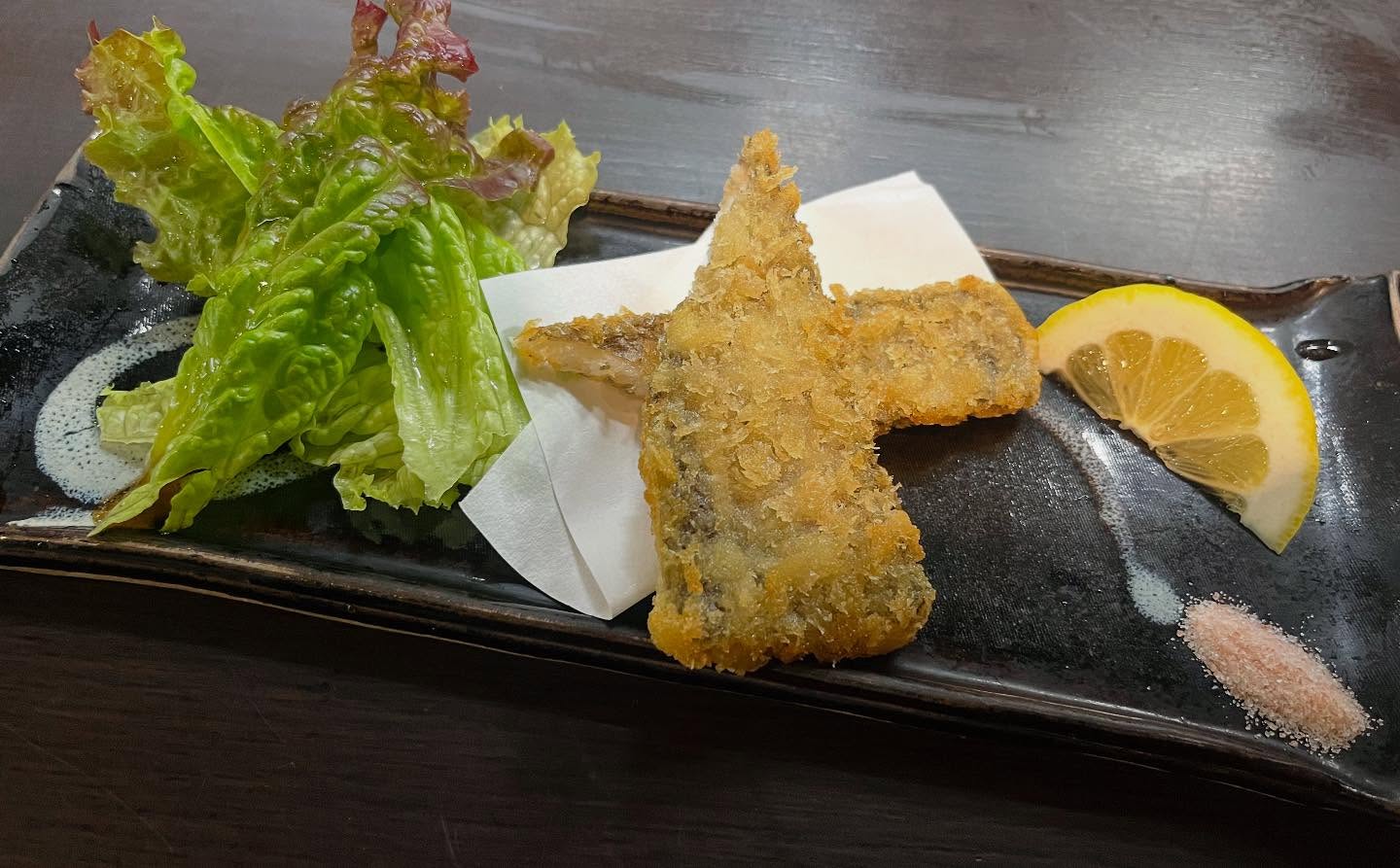 こんにちは🌞こちらはおすすめメニューの太刀魚のフライです！揚げたてサクサクのフライはお塩とレモンでお召し上がりください週半ばの水曜日、一息ついて後半も乗り切りましょう〜本日もご来店お待ちしております！#九州郷土料理 #九州料理#太刀魚#太刀魚のフライ#初夏#有薫#有薫酒蔵 #有薫神田店 #有薫酒蔵銀座店 #神田#神田グルメ #三越前#三越前グルメ