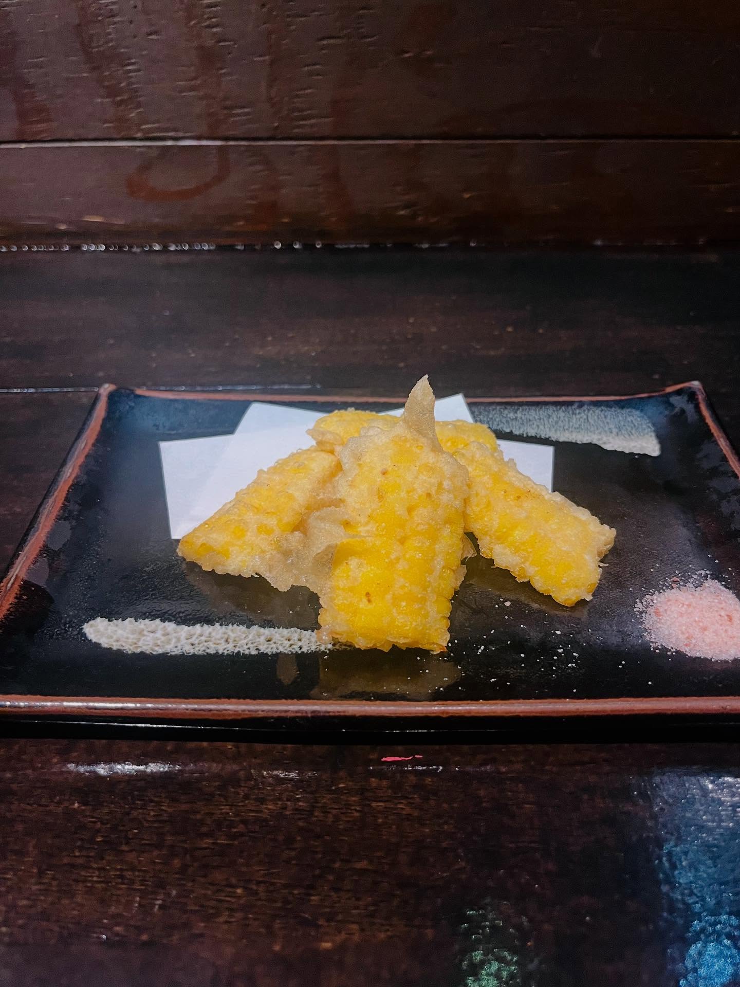 こんにちは！こちらは夏の人気メニュー、とうもろこしの天ぷらです何度もおかわりされるお客様もいらっしゃるぐらい甘くて美味しい一品です！暑さが続く毎日なのでしっかり水分補給しましょう〜本日お席まだ空きあります‍♀️#九州郷土料理 #九州料理#とうもろこし#とうもろこしの天ぷら#華金#初夏#有薫#有薫酒蔵 #有薫神田店 #有薫酒蔵銀座店 #神田#神田グルメ #三越前#三越前グルメ