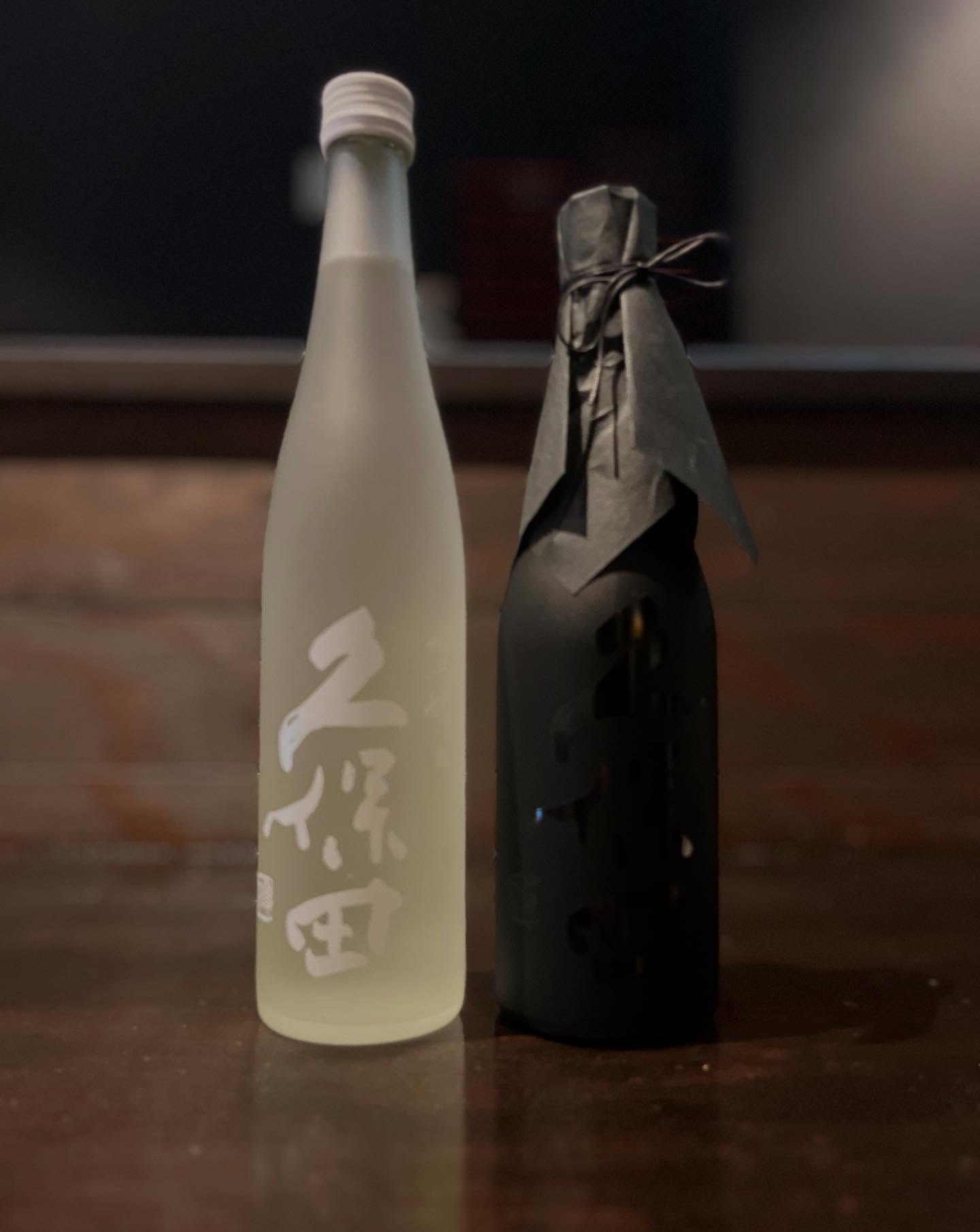 こんにちは当店では隠し酒として定期的に様々な日本酒をご用意していますこちらは萬寿や千寿で知られる久保田の雪峰というシリーズのお酒です！フルーティーで爽やかな飲み口の白と山廃仕込みでコクのある黒の2種類ございます！ぜひ飲み比べてみてください本日もご来店お待ちしております！#九州郷土料理 #九州料理#久保田萬寿#久保田千寿#久保田雪峰#有薫#有薫酒蔵 #有薫神田店 #有薫酒蔵銀座店 #神田#神田グルメ #三越前#三越前グルメ