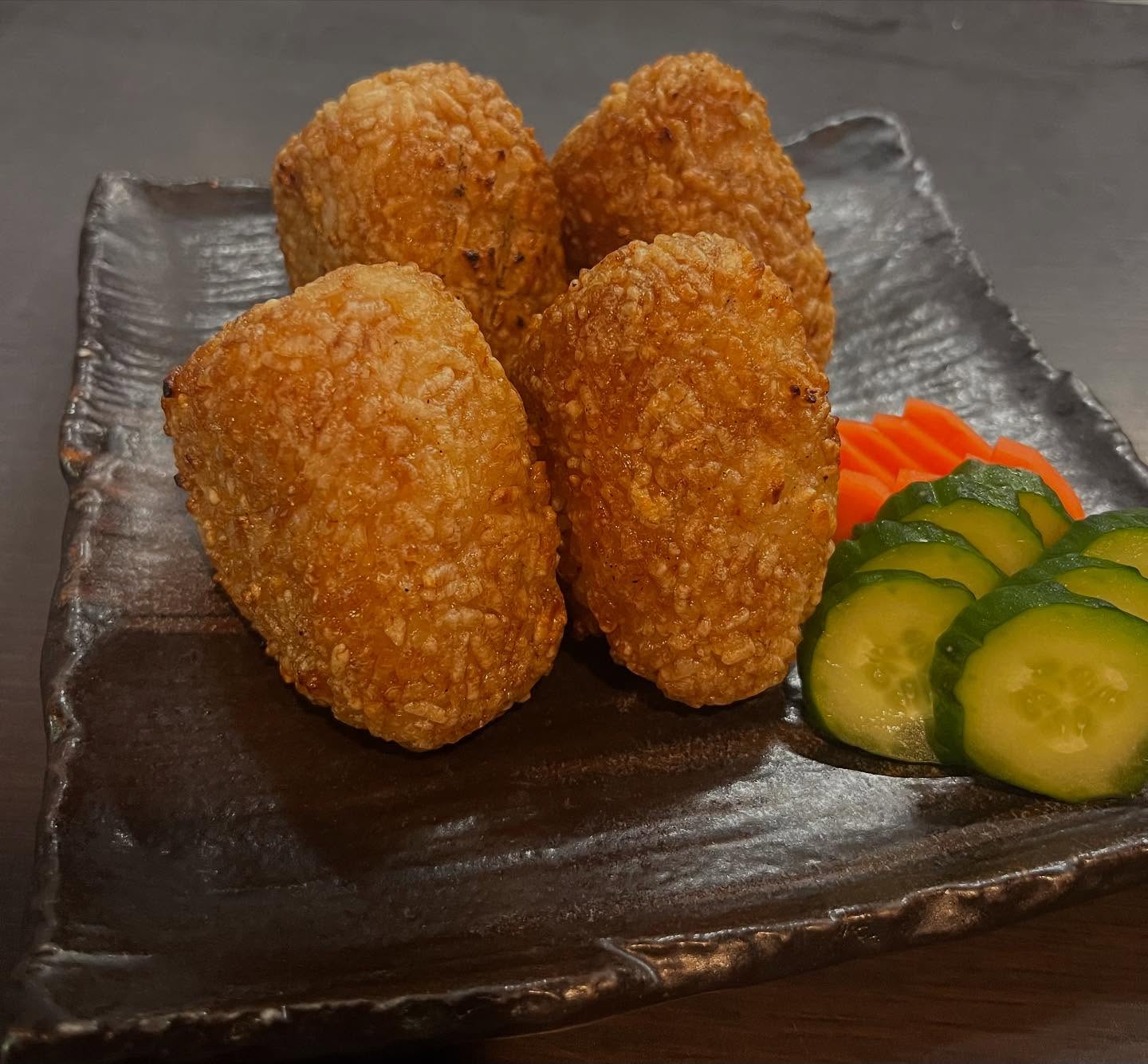 締めのお食事で意外と人気の焼きおにぎりご注文いただいてから一面ずつ丁寧に焼き上げます！他にも佐賀県産の美味しい海苔を使ったおにぎり(明太子、梅、高菜、おかか)がありますハーフサイズの島原そうめんと一緒にお召し上がりいただくのもおすすめです本日もご来店お待ちしております！ご来店前にお電話いただけるとスムーズです️#九州郷土料理 #九州料理#焼きおにぎり#有明産海苔#島原そうめん#有薫#有薫酒蔵 #有薫神田店 #有薫酒蔵銀座店 #神田#神田グルメ #三越前#三越前グルメ