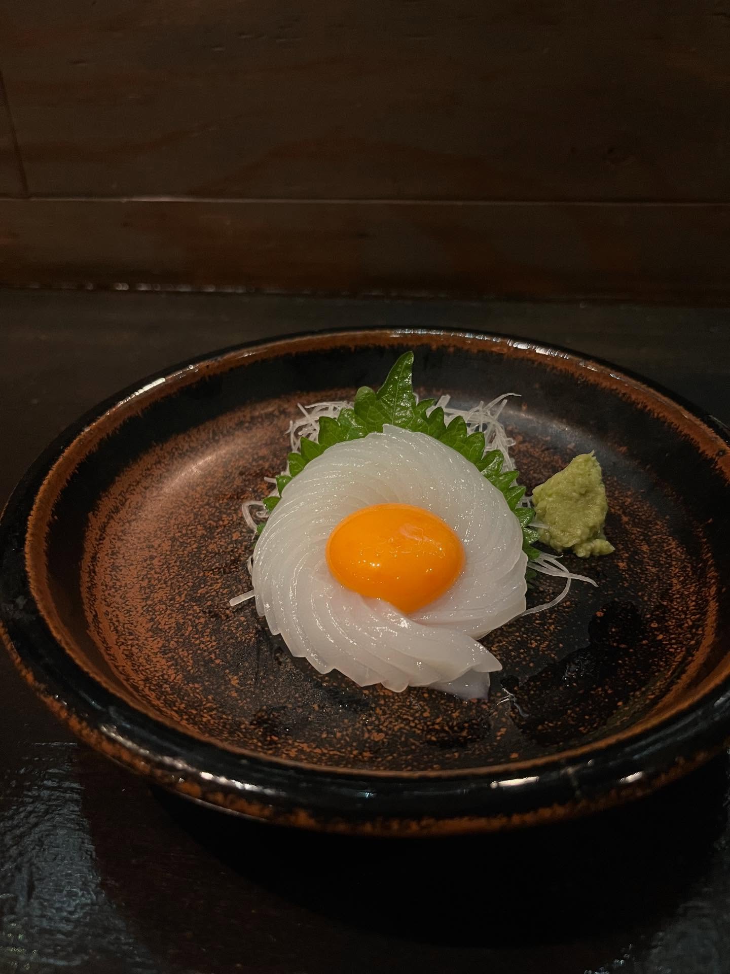 こんにちは！こちらは五島のいか刺しです🦑ねっとりとした食感のいかに卵黄を絡めてお召し上がりいただくのがおすすめです！毎回ご注文いただくお客様も多い人気メニューです️ぜひご賞味ください本日もご来店お待ちしております！#九州郷土料理 #九州料理#五島イカ#五島イカ卵黄絡め #イカ刺し#有薫#有薫酒蔵 #有薫神田店 #有薫酒蔵銀座店 #神田#神田グルメ #三越前#三越前グルメ