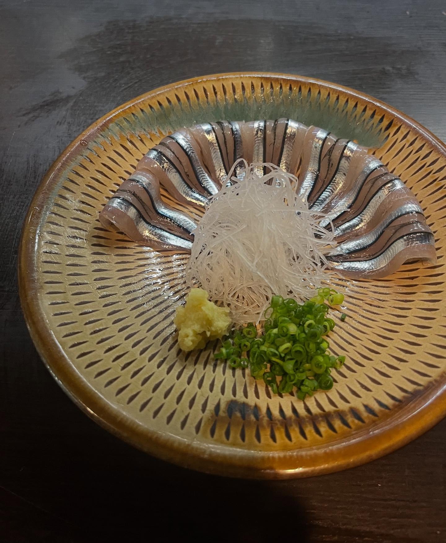 こんにちは！最近は不漁で入荷のなかったきびなごのお刺身ですが、本日はご用意ございます東京ではあまり食べることの出来ない新鮮なきびなご刺です！ぜひお召し上がりください本日お席埋まってきておりますので、ご来店の際はご連絡いただけるとスムーズです！金曜日、飲みましょう〜#九州郷土料理 #九州料理#きびなご#きびなごの刺身#酢味噌#有薫#有薫酒蔵 #有薫神田店 #有薫酒蔵銀座店 #神田#神田グルメ #三越前#三越前グルメ