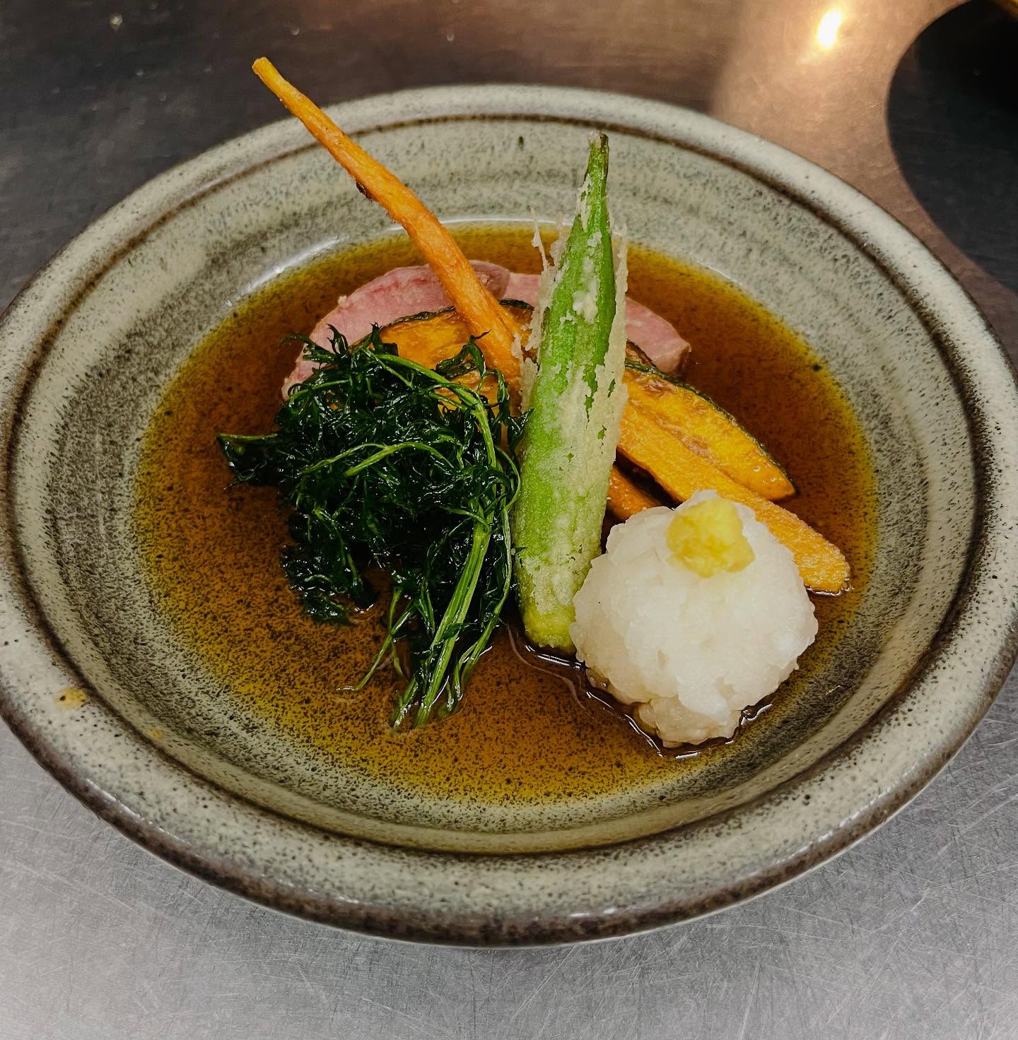 こんにちはこちらは新しいおすすめメニュー、夏野菜の揚げ出しです！福岡糸島産のオクラ、味平南瓜、紅くるり大根、ベビーキャロットの4種類のお野菜をお楽しみいただけます夏バテ気味の皆様、美味しいお酒と野菜たっぷりメニューでエネルギーチャージしましょう〜本日もご来店お待ちしております！#九州郷土料理 #九州料理#夏野菜の揚げ出し#夏野菜#味平かぼちゃ#紅くるり大根#有薫#有薫酒蔵 #有薫神田店 #有薫酒蔵銀座店 #神田#神田グルメ #三越前#三越前グルメ