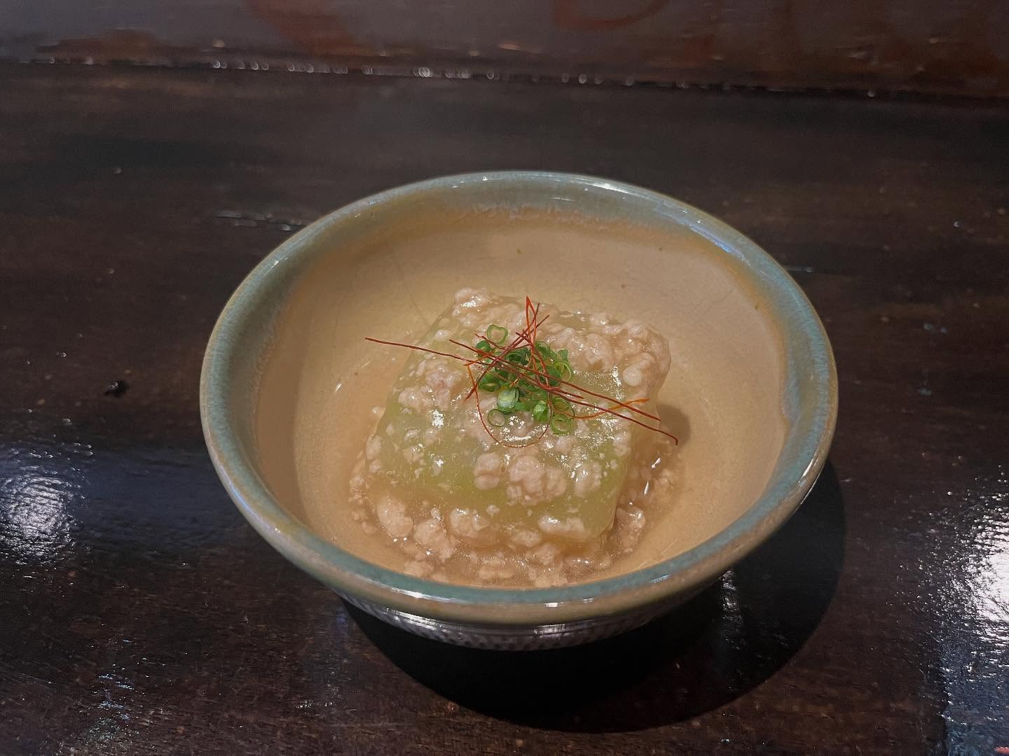 こんにちは！今週は有薫3周年を記念して周年week開催中ですグラスビール、ハイボールが500円レモンサワーとウーロンハイが300円です写真は日替わり小鉢の冬瓜そぼろ餡かけです！数量限定ですのでご来店の際はぜひお召し上がりください！本日もご来店お待ちしております#九州郷土料理 #九州料理#3周年#周年記念イベント#有薫#有薫酒蔵 #有薫神田店 #有薫酒蔵銀座店 #神田#神田グルメ #三越前#三越前グルメ