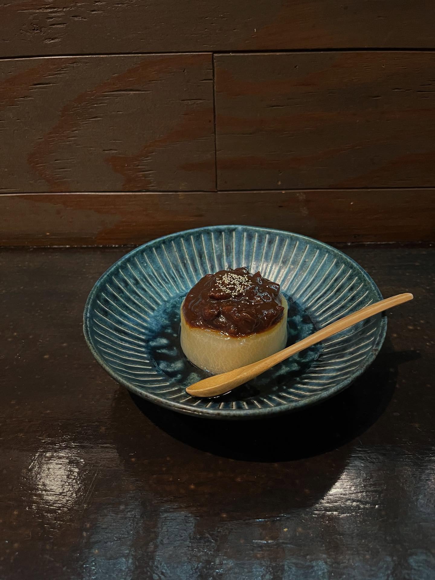 こんにちは🌞こちらは新しいおすすめメニュー、薩摩黒豚の肉味噌大根です！薩摩黒豚を贅沢に使用した旨味の強い肉味噌と出汁の染みた大根がよく合う一品です肉味噌をおつまみにお酒も飲めちゃいますご来店の際はぜひご賞味ください！#九州郷土料理 #九州料理#肉味噌大根#薩摩黒豚#ふろふき大根#有薫#有薫酒蔵 #有薫神田店 #有薫酒蔵銀座店 #神田#神田グルメ #三越前#三越前グルメ