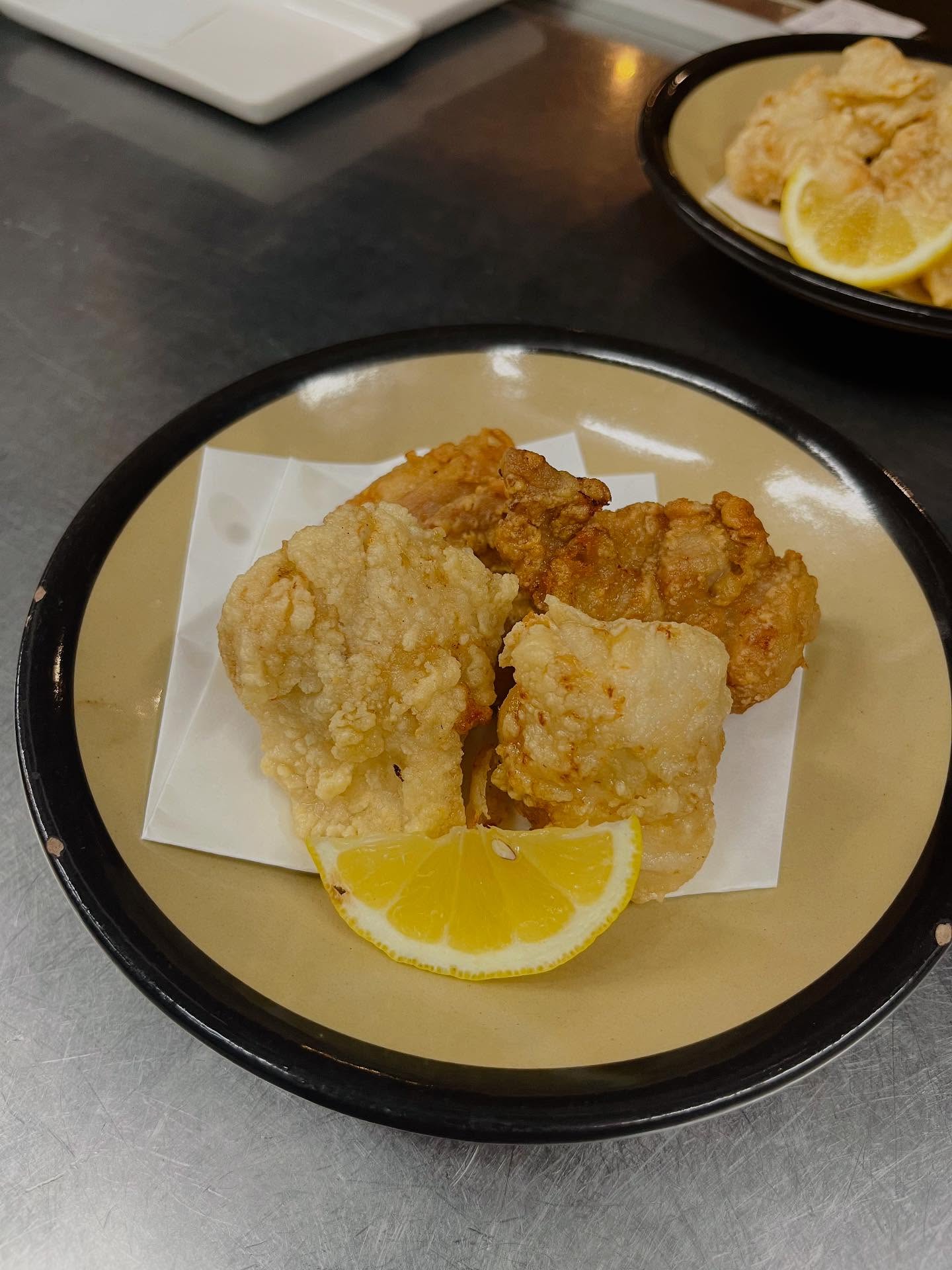 こんにちは！定番メニューで人気の博多地鶏の唐揚げ🐓塩味のむね肉と醤油味のもも肉2種類のお味がお楽しみいただけます旨みが強くジューシーな唐揚げです！メニューで悩んだ際はぜひご注文してみてください今日は夕方頃からお天気崩れそうなので、その前にサクッと1杯いかがですか？本日もご来店お待ちしております！#九州郷土料理 #九州料理#博多地鶏#博多地鶏の唐揚げ#有薫#有薫酒蔵 #有薫神田店 #有薫酒蔵銀座店 #神田#神田グルメ #三越前#三越前グルメ