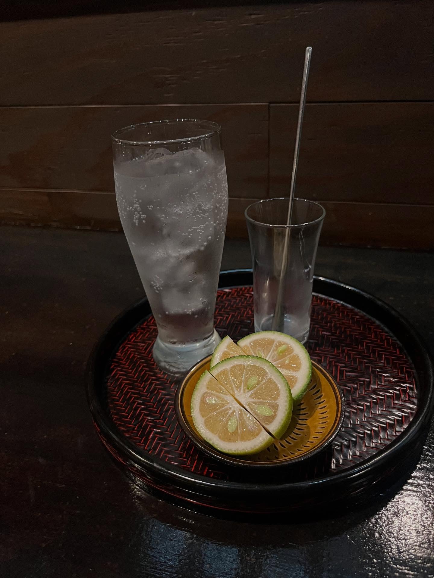 こんにちは！メニューには載っていませんが夏らしい爽やかなドリンクとして生かぼすサワーご用意しています香りがとても良い大分県産のかぼすを使用しています！お食事との相性もばっちりです期間限定ですのでご来店の際はぜひお召し上がりください！#九州郷土料理 #九州料理#かぼすサワー#大分県産かぼす#生搾り#有薫#有薫酒蔵 #有薫神田店 #有薫酒蔵銀座店 #神田#神田グルメ #三越前#三越前グルメ