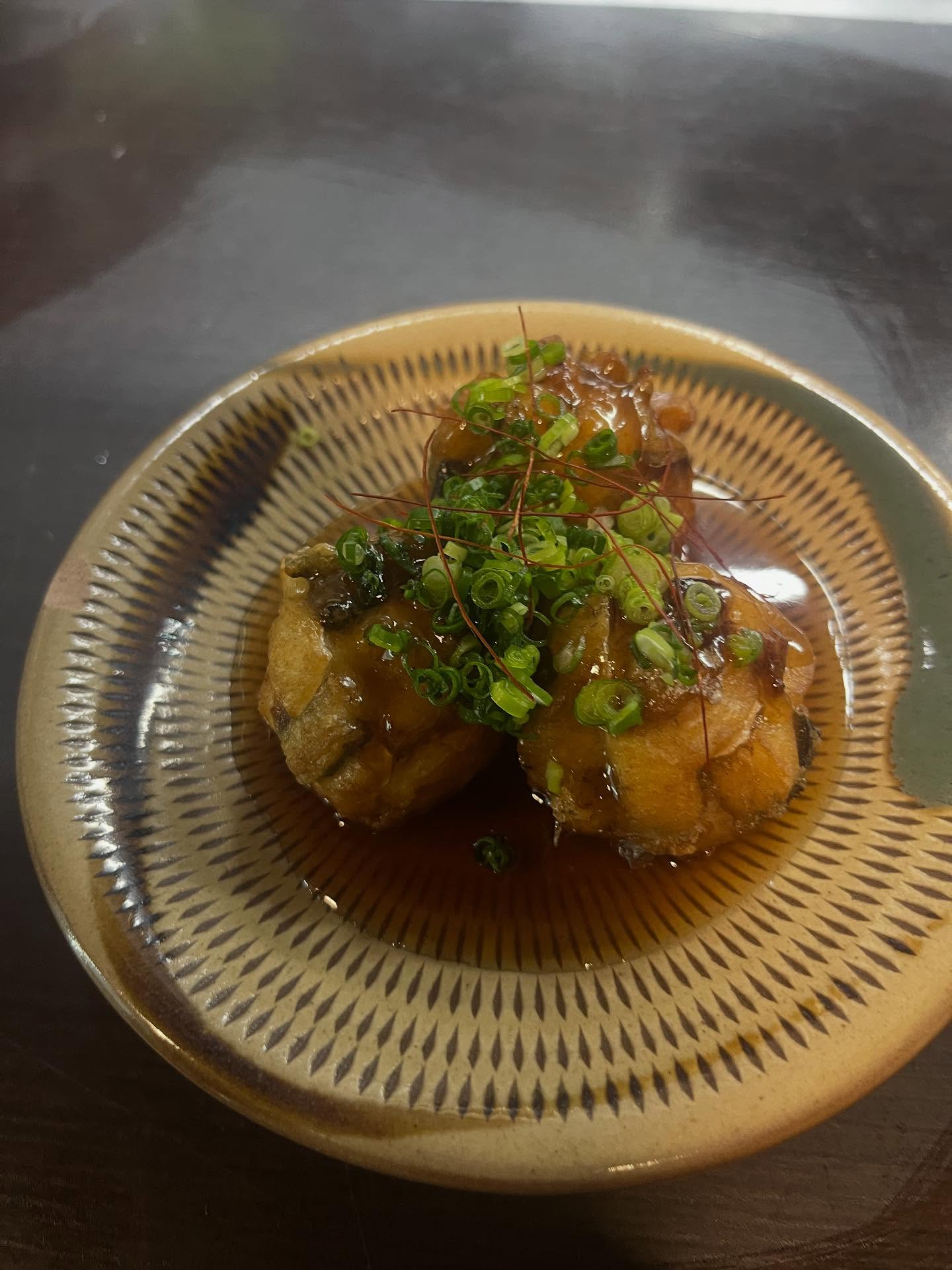 こんにちは🌞常連のお客様に人気の魚団子はタレ焼きと甘酢餡の2種類お味がございます！食べ比べていただきぜひお気に入りを見つけてください️本日お席空いております！皆様のご来店お待ちしております#九州郷土料理 #九州料理#魚団子#タレ焼き#甘酢餡#有薫#有薫酒蔵 #有薫神田店 #有薫酒蔵銀座店 #神田#神田グルメ #三越前#三越前グルメ