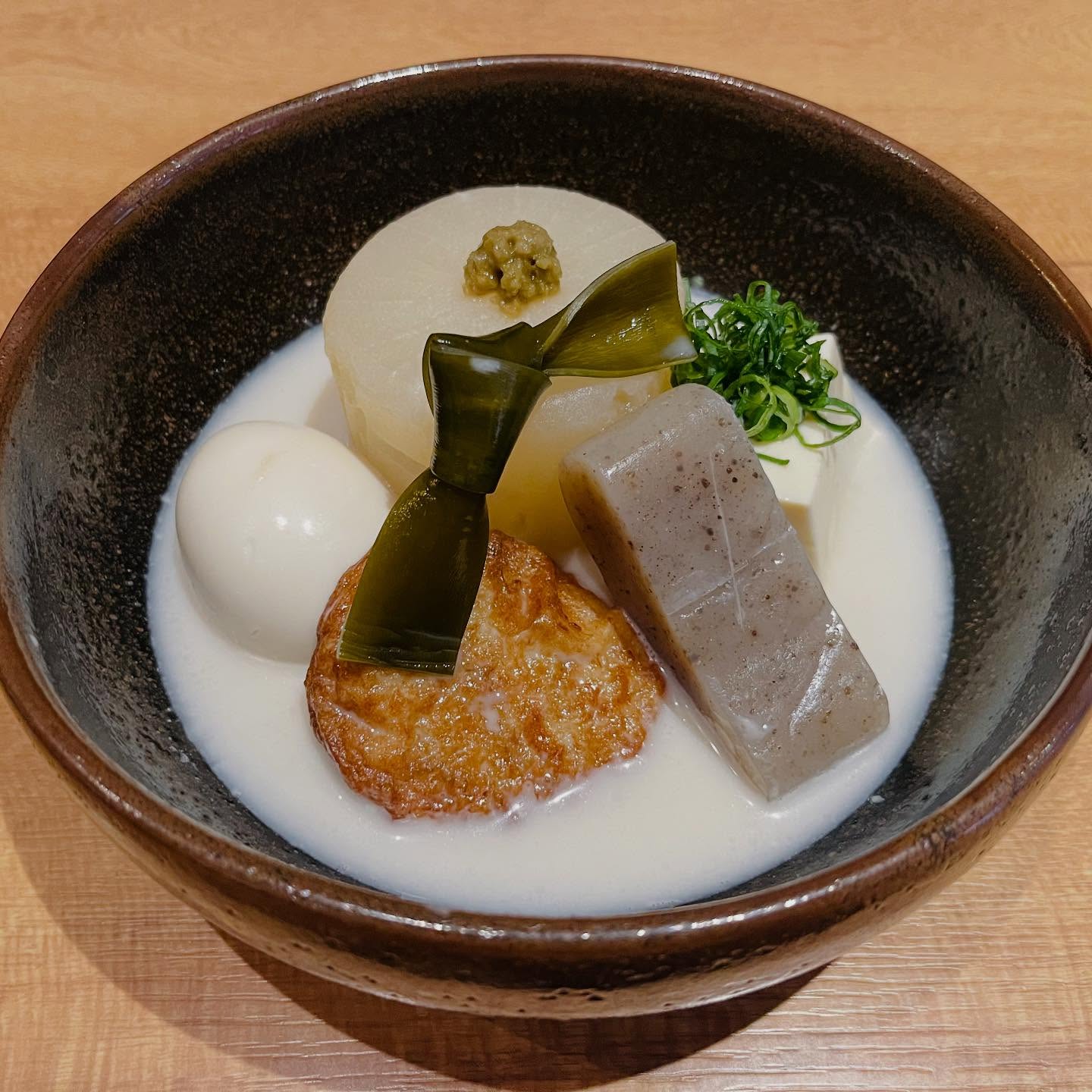 こんにちは！9月もあっという間に終盤ですね今週水曜日10月1日から冬場の名物、とんこつおでんが始まりますただいま絶賛仕込み中ですので楽しみにお待ちください他にも季節のお料理ご用意しています！ぜひご賞味ください！#九州郷土料理 #九州料理#有薫#有薫酒蔵 #有薫神田店 #有薫酒蔵銀座店 #とんこつおでん#おでん#銀杏#神田#神田グルメ #三越前#三越前グルメ