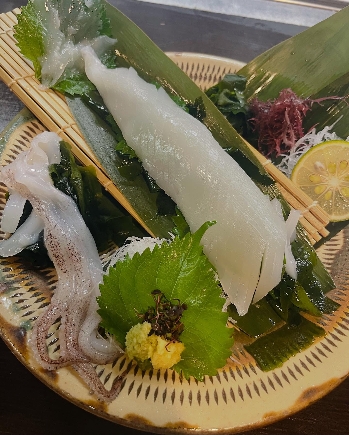 こんにちは!こちらは今の時期限定のヤリイカ姿造りです🦑下足の部分は塩焼きか天ぷらかお選びいただけます️九州直送の新鮮なお刺身ぜひお召し上がりください!本日お席余裕ありますのでご来店お待ちしております#九州郷土料理 #九州料理#有薫#有薫酒蔵 #有薫神田店 #有薫酒蔵銀座店 #ヤリイカ#イカの姿造り#九州直送#神田#神田グルメ #三越前#三越前グルメ