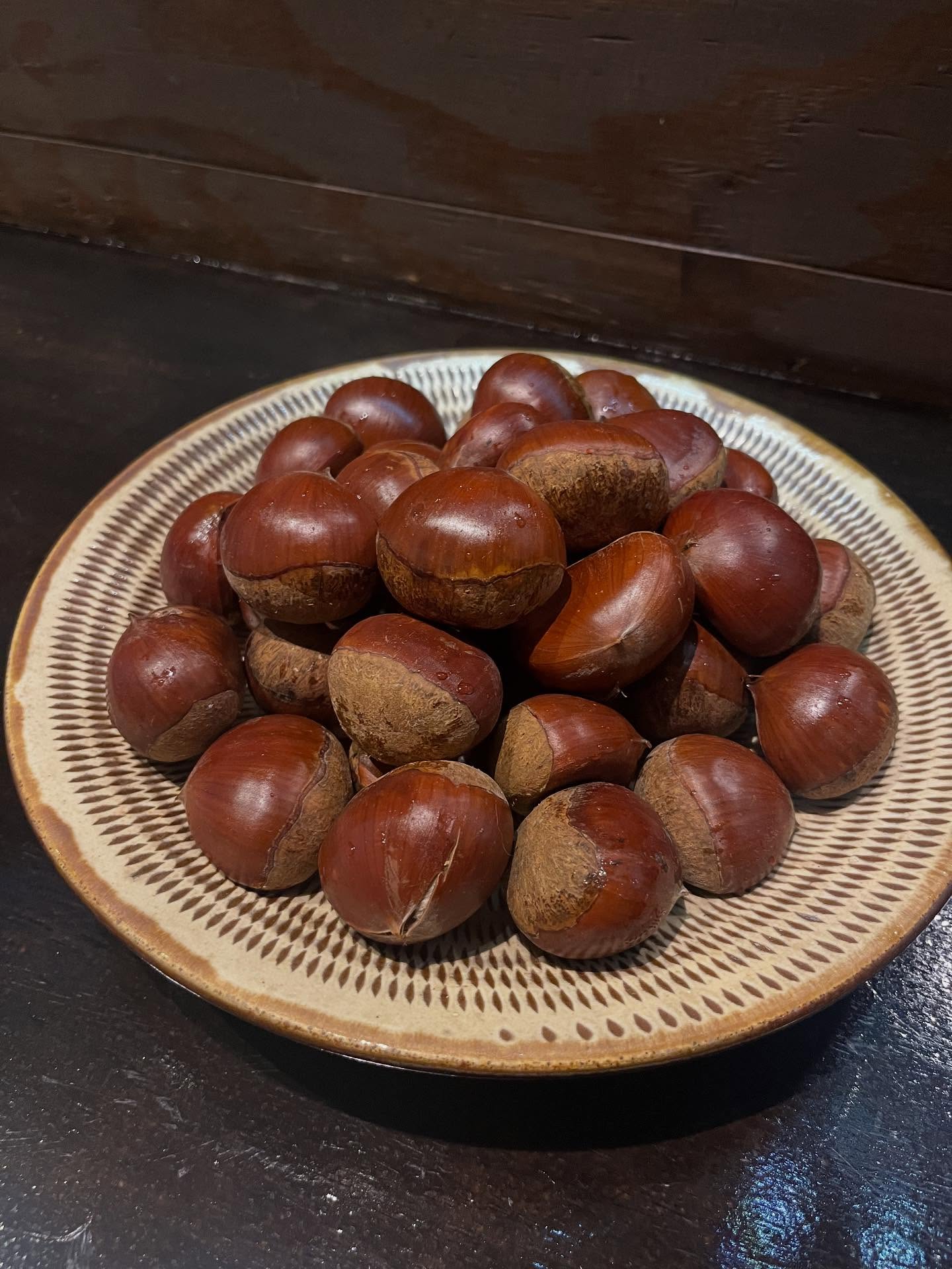 こんにちは九州から大粒の栗が入荷しました明日より炊き込みご飯でお出しします！土鍋を開けた瞬間に広がる栗の香りが最高です是非お召し上がりいただき秋を感じてください！本日も皆様のご来店お待ちしております#九州郷土料理 #九州料理#有薫#有薫酒蔵 #有薫神田店 #有薫酒蔵銀座店 #栗ご飯#栗の炊き込みご飯#九州直送#神田#神田グルメ #三越前#三越前グルメ