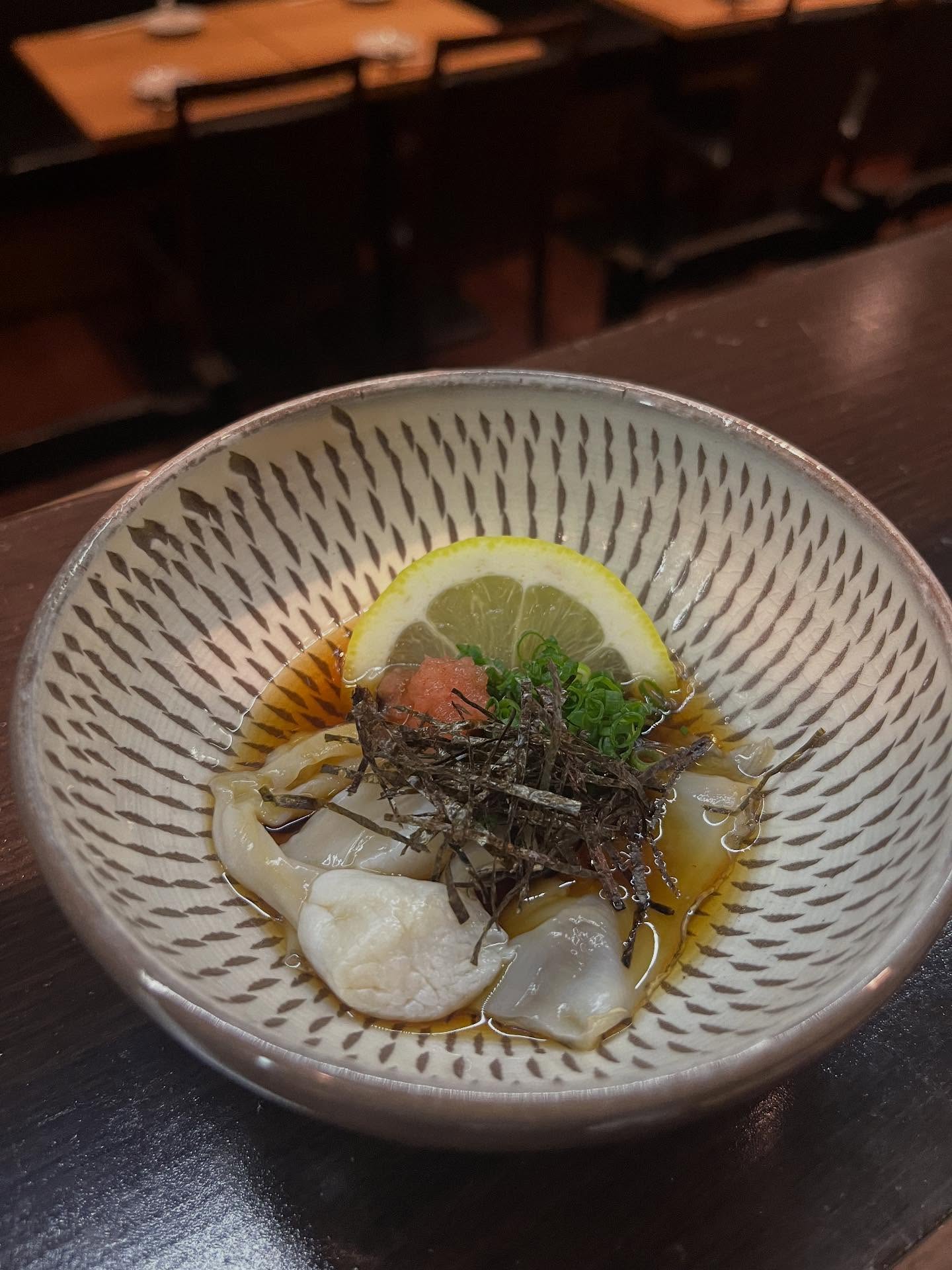 こんにちは！11月に入りだいぶ寒くなってきましたね🤧この時期の名物たいらぎのわたが入荷しました！磯の香りと貝の旨みをお楽しみいただける今だけの一品です！ご来店の際はぜひお召し上がりください#九州郷土料理 #九州料理#有薫#有薫酒蔵 #有薫神田店 #有薫酒蔵銀座店 #たいらぎ#平貝#たいらぎのわた#九州直送#神田#神田グルメ #三越前#三越前グルメ