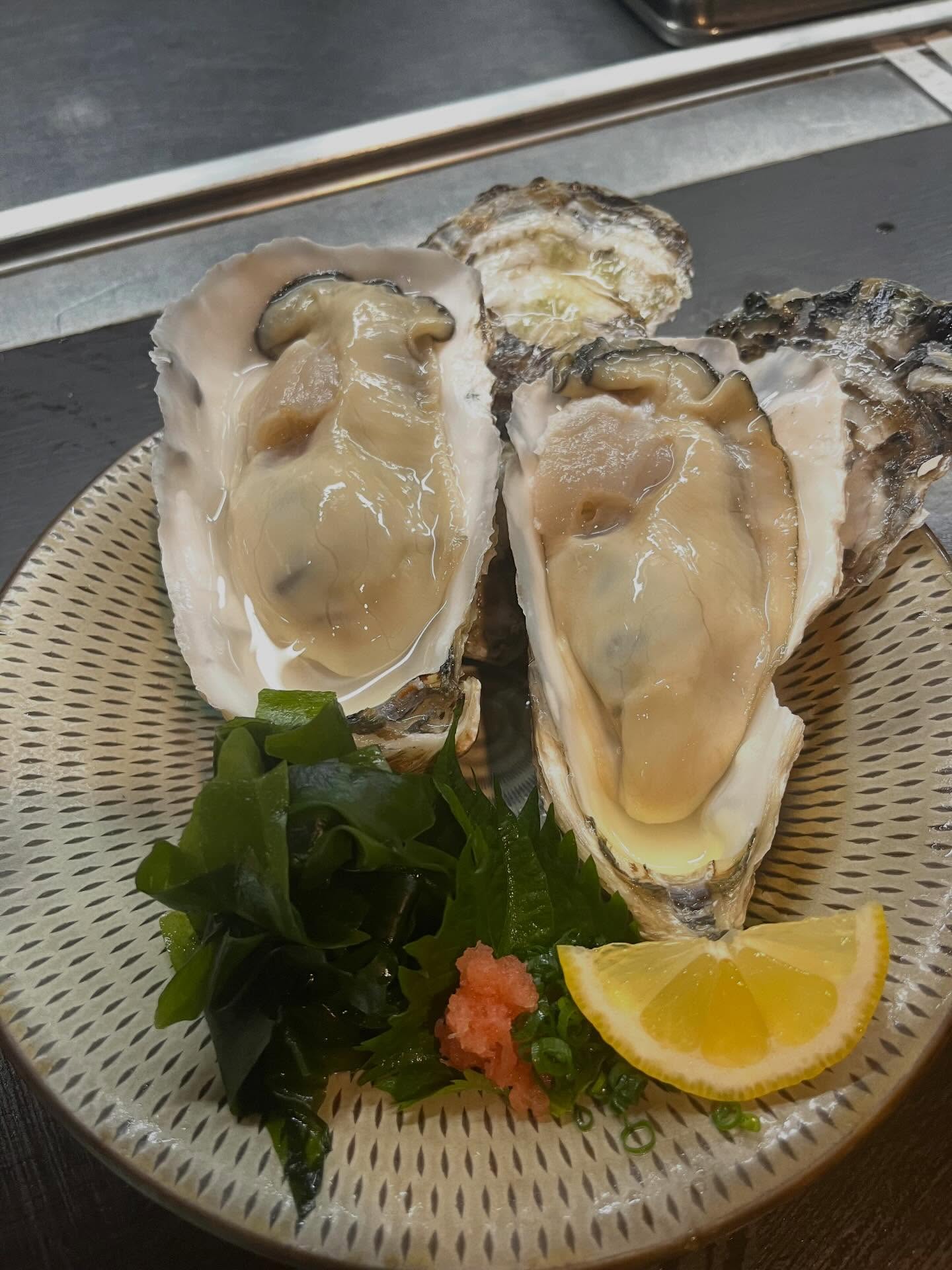 こんばんは皆様クリスマスはいかがお過ごしでしょうか毎年大人気の住之江牡蠣が今年もスタートしています！牡蠣好きの方には堪らない大ぶりで濃厚な牡蠣です🦪シーズンの間にぜひお召し上がりください！今週は日曜日も営業しております‍♀️普段平日や土曜日にタイミングの合わない方もこの機会のご来店お待ちしております️#九州郷土料理有薫#有薫酒蔵#有薫神田店#住之江牡蠣#生牡蠣