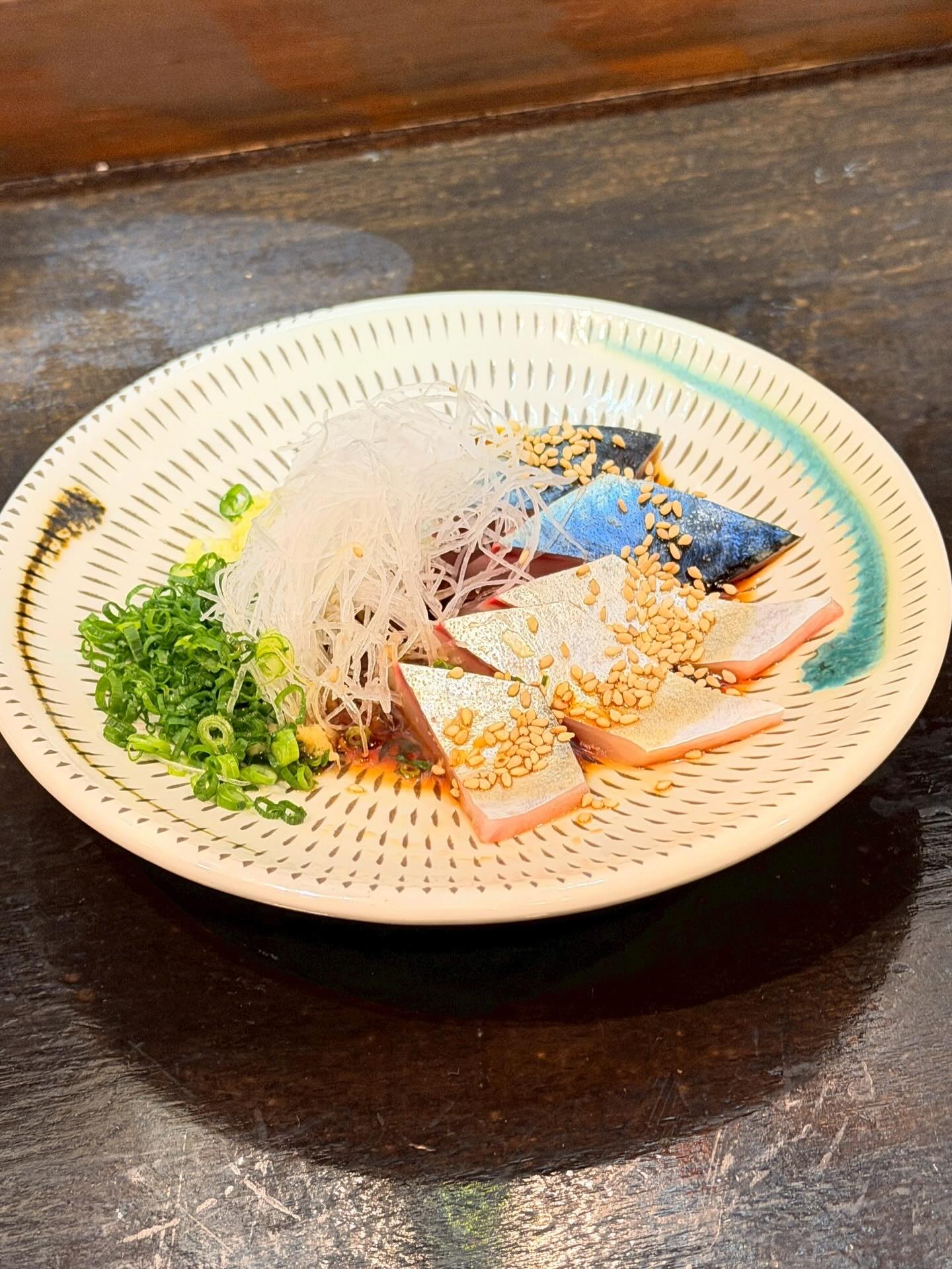 こんにちは🌞いつもはお休みの日曜日ですが、本日は営業しております！年末のおでかけの合間にぜひお立ち寄りください美味しいお酒とお料理をご用意してお待ちしております#九州郷土料理有薫#有薫酒蔵#有薫神田店#ごまさば#年末営業