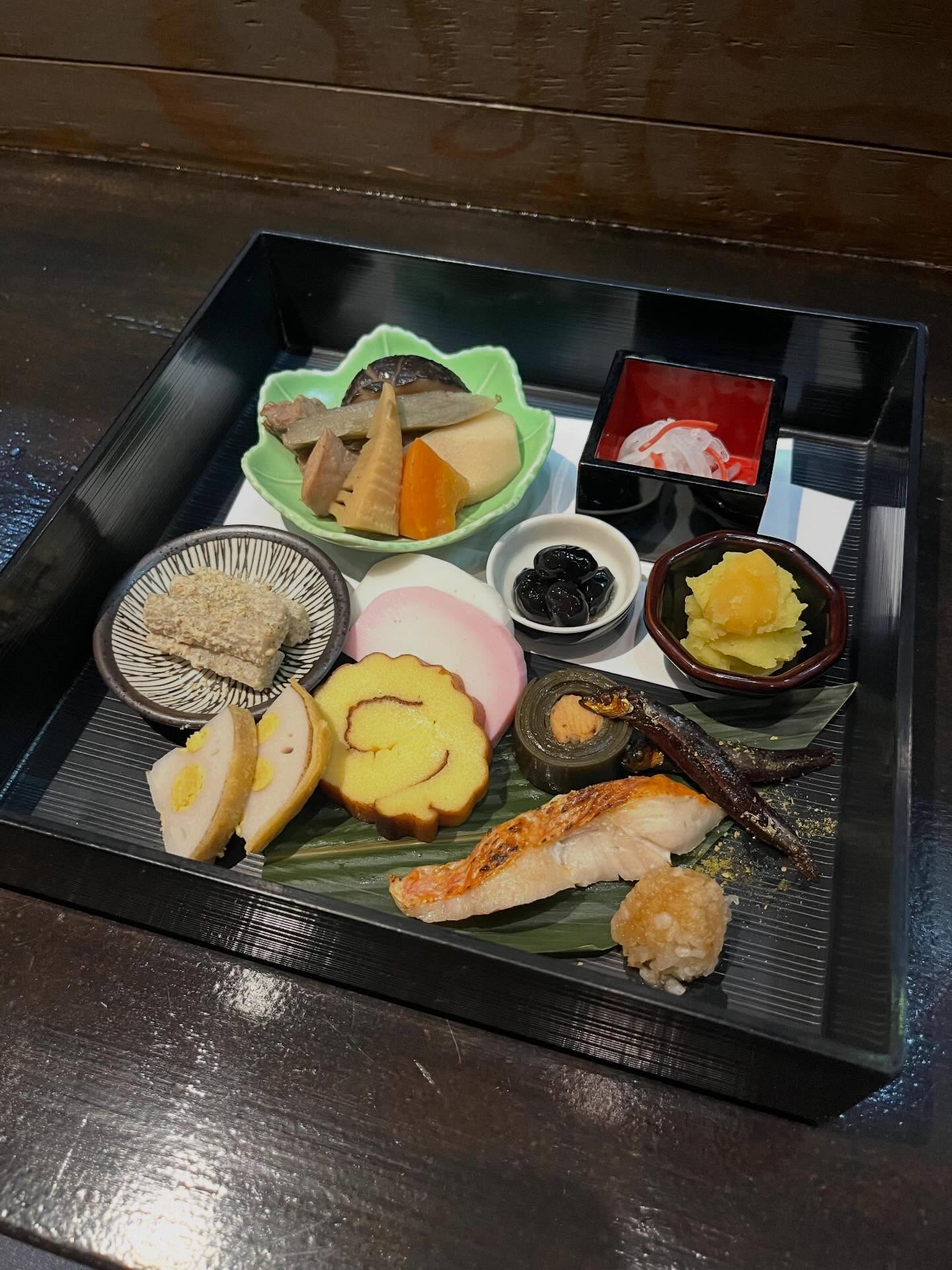 あけましておめでとうございます️本年もどうぞよろしくお願い致します！しばらくの間お通しとしておせちのご用意がございます！またお雑煮もありますのでぜひお召し上がりください明日よりいよいよランチもスタートします。ランチ時間帯も通常メニューのご注文が可能です‍♀️昼飲みにもご利用いただけますご来店お待ちしております！#九州郷土料理有薫#有薫酒蔵#有薫神田店#新年営業#神田ランチ