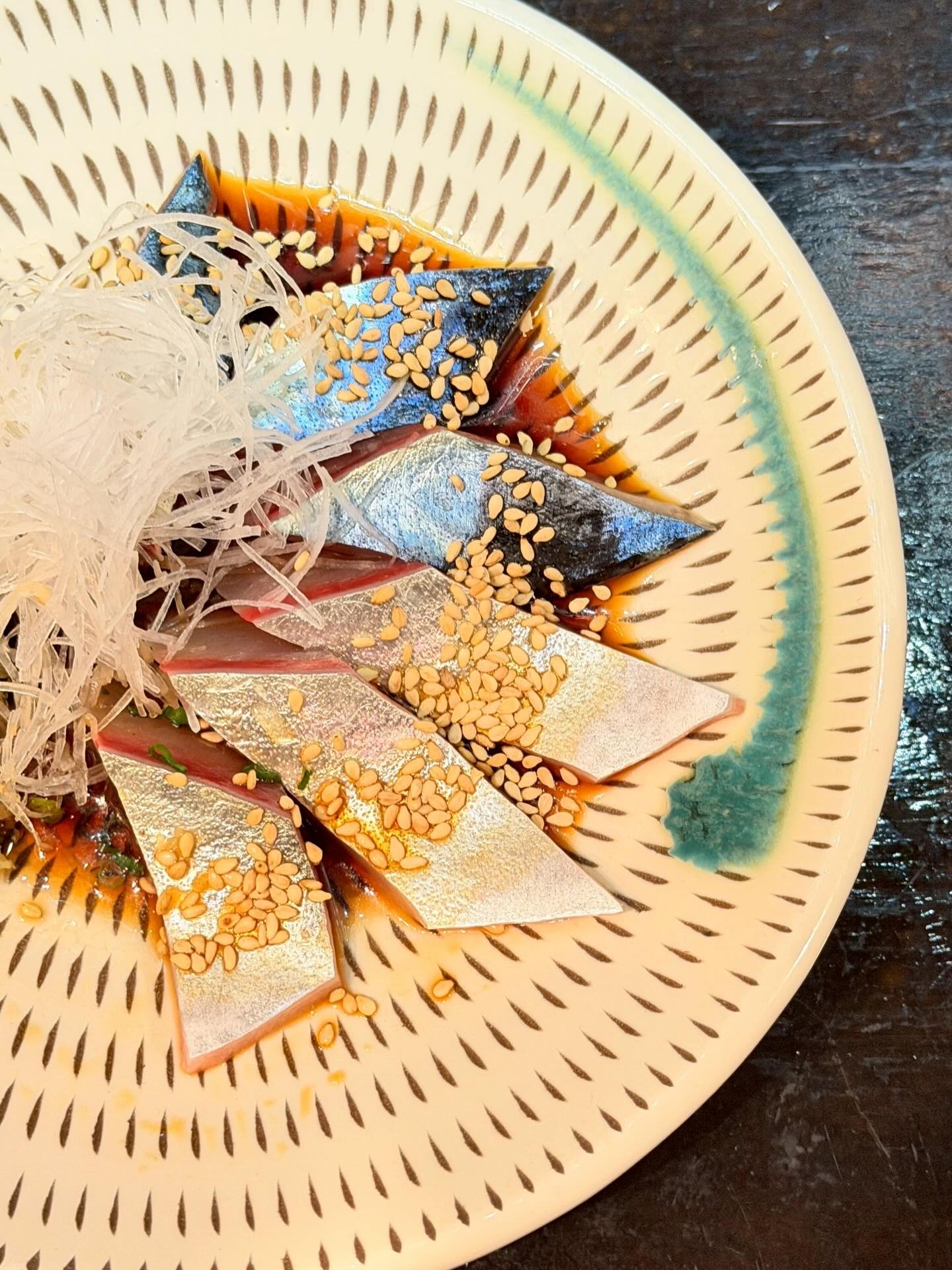 有薫二大名物、ごまさばのお刺身と馬刺しごまさばは九州の甘めのお醤油とお薬味と混ぜ合わせてお召し上がりください!馬刺しは熊本から直送される鮮度抜群の赤身ですどちらも当店にお越しの際は是非ご注文いただきたい二品です!他にも九州の珍しい食材や季節のお料理をたくさんご用意していますご来店お待ちしております!#九州郷土料理有薫#銀座有薫神田店#神田居酒屋#ごまさば#馬刺し