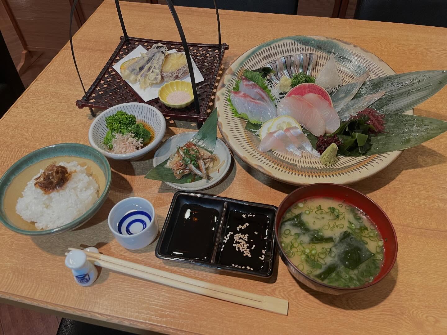 こんばんは本日も15時から営業しております!こちらはランチメニューの刺身定食です食前酒、小鉢2種、刺身盛り、天ぷら3種、ご飯、お味噌汁、香の物とボリュームたっぷりの内容で1,800円ですご飯とお味噌汁はおかわり自由、プラス500円で半うどんをつけることも可能です!お昼からお刺身を存分に楽しみたい方におすすめですランチもディナーもご来店ぜひお待ちしております!#九州郷土料理有薫#神田ランチ#接待ランチ#刺身定食#日本橋ランチ