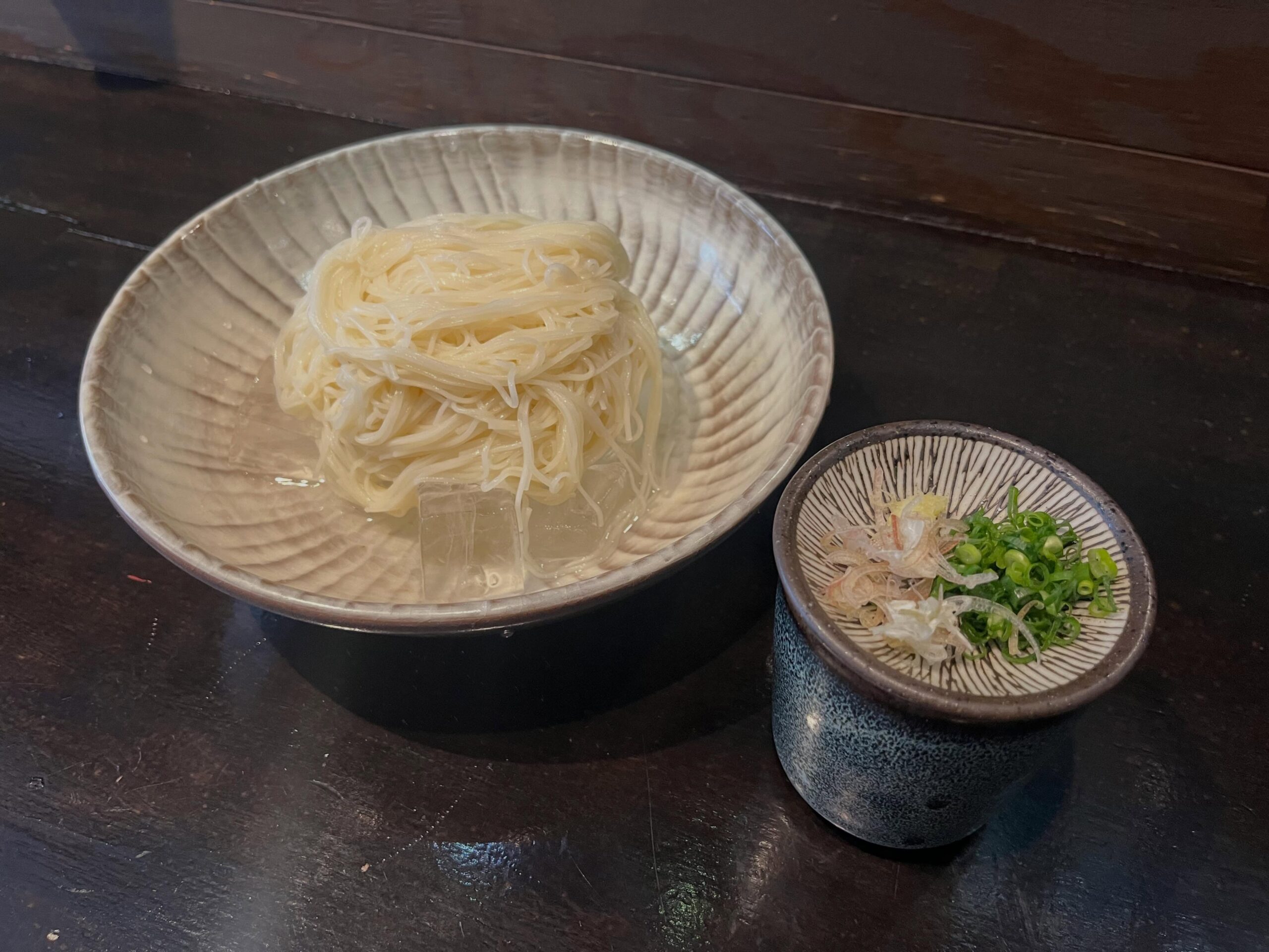 夏におすすめの一品「島原そうめん」つるりとした喉越しとコシの強さが特徴の手延べ素麺です!ランチでもディナーでも召し上がっていただけます暑くなってくるこれからにぴったりのお食事です️今月23日(土)、30日(土)はランチのご予約を頂いているため、営業時間が12:00〜23:00の通し営業になります!昼飲みも大歓迎ですのでぜひ皆様のご来店お待ちしております️#九州郷土料理 #銀座有薫神田店#神田昼飲み#島原そうめん#接待で使えるお店