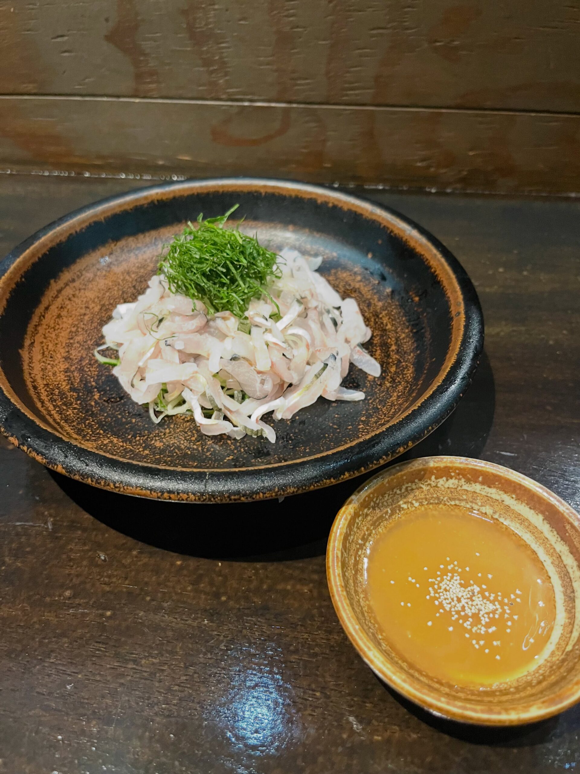 【筑後川夏の風物詩】 鱭(エツ)1年のうち約3ヶ月ほどの限られた期間しか獲ることのできない幻の魚です東京でお刺身で召し上がっていただけるのも貴重です!きゅうりと大葉と共に酢味噌でさっぱりとどうぞ今日は久しぶりにいいお天気ですので、ぜひ有薫に初夏を感じにいらしてください#エツの刺身#筑後川#九州郷土料理#銀座有薫神田店#接待で使えるお店