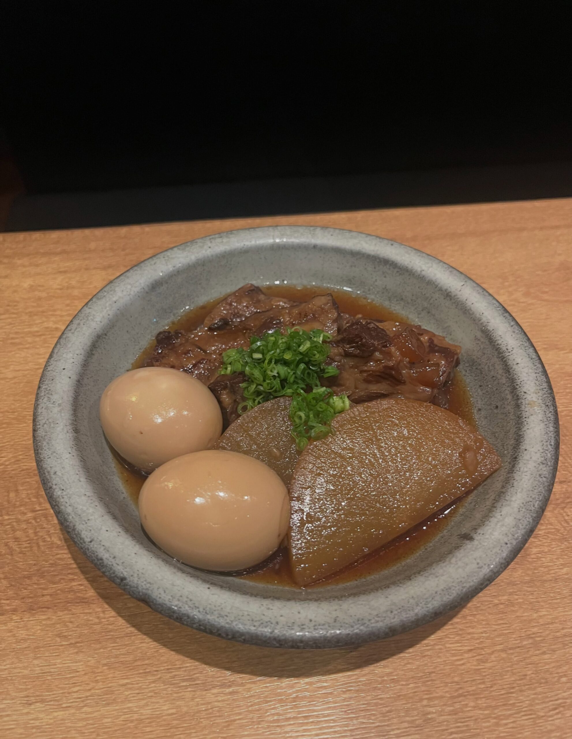 こんにちは！本日祝日ですがランチから営業しています！昼飲みも大歓迎です鹿児島の郷土料理、豚軟骨煮が数量限定でございます🐖骨付きのあばら肉を九州らしい甘めの味付けでほろほろになるまで煮込みました！お酒にもご飯にも合う一品ですぜひご賞味ください！#九州郷土料理#銀座有薫神田店#九州郷土料理有薫#神田昼飲み#日本橋ランチ