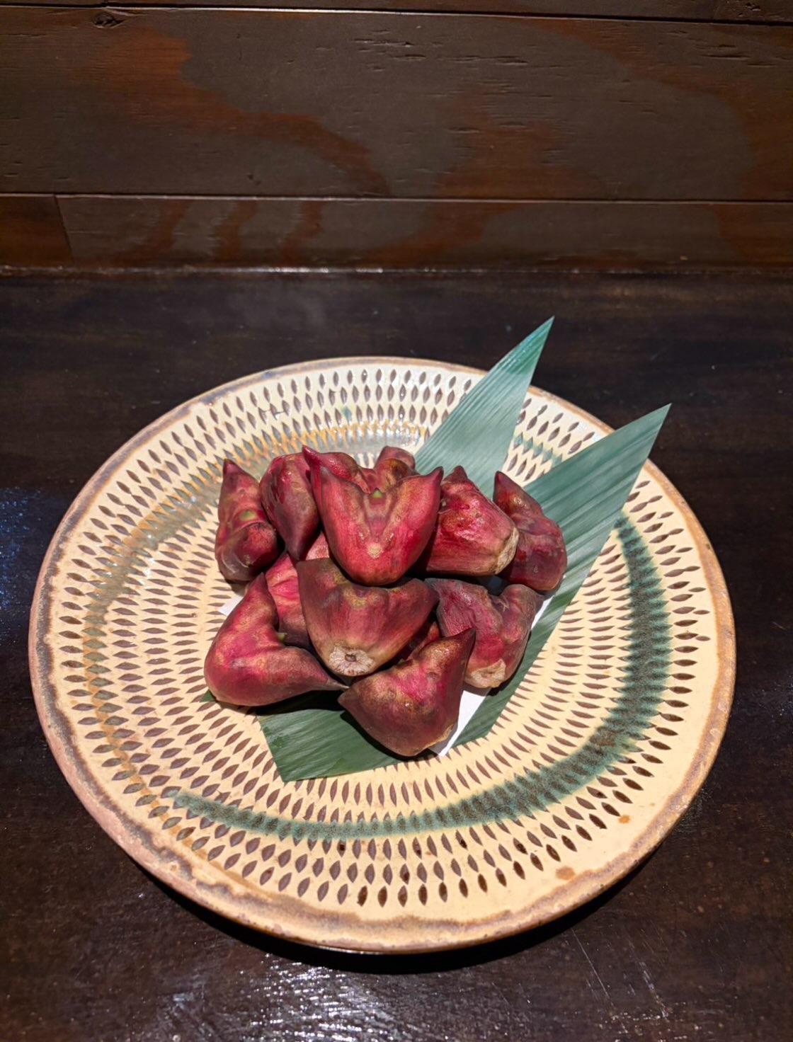 今年も菱の実入荷しました！生産量が少なく東京にはあまり流通していない珍しい食材です栗のようなホクホクとした食感が特徴で、栄養価が高く昔は漢方などに用いられたそうです二日酔いに効くとの噂も、、🤭この機会に是非お召し上がりください！#九州郷土料理有薫#九州料理#菱の実#神田グルメ#日本橋グルメ